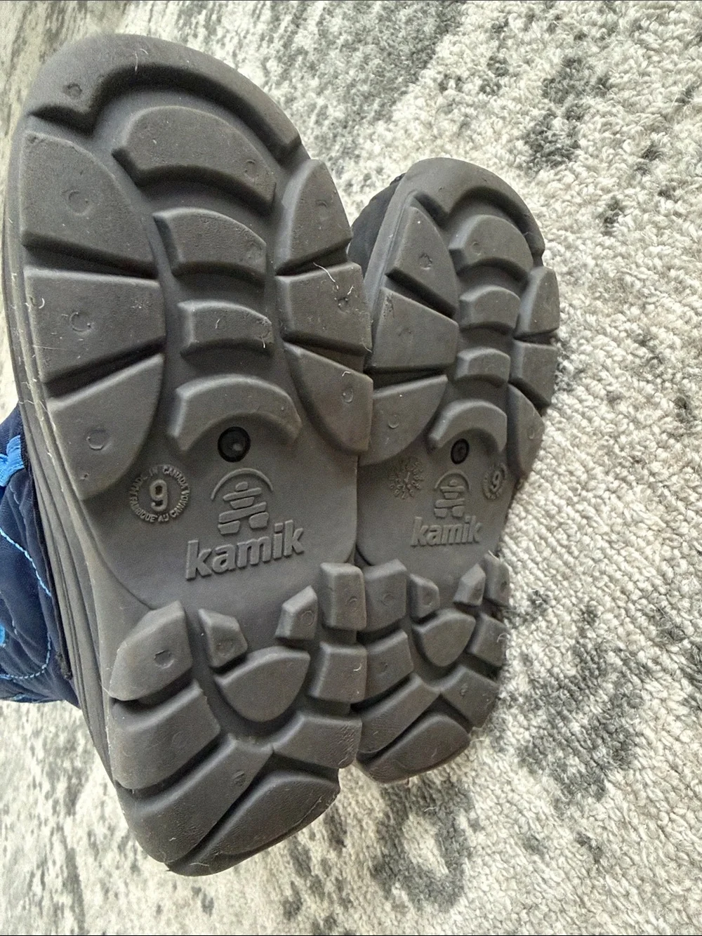 Kamik snowbug 5 Toddler snowboot  size 9 navy and blue